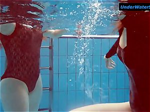 2 hot teenagers underwater